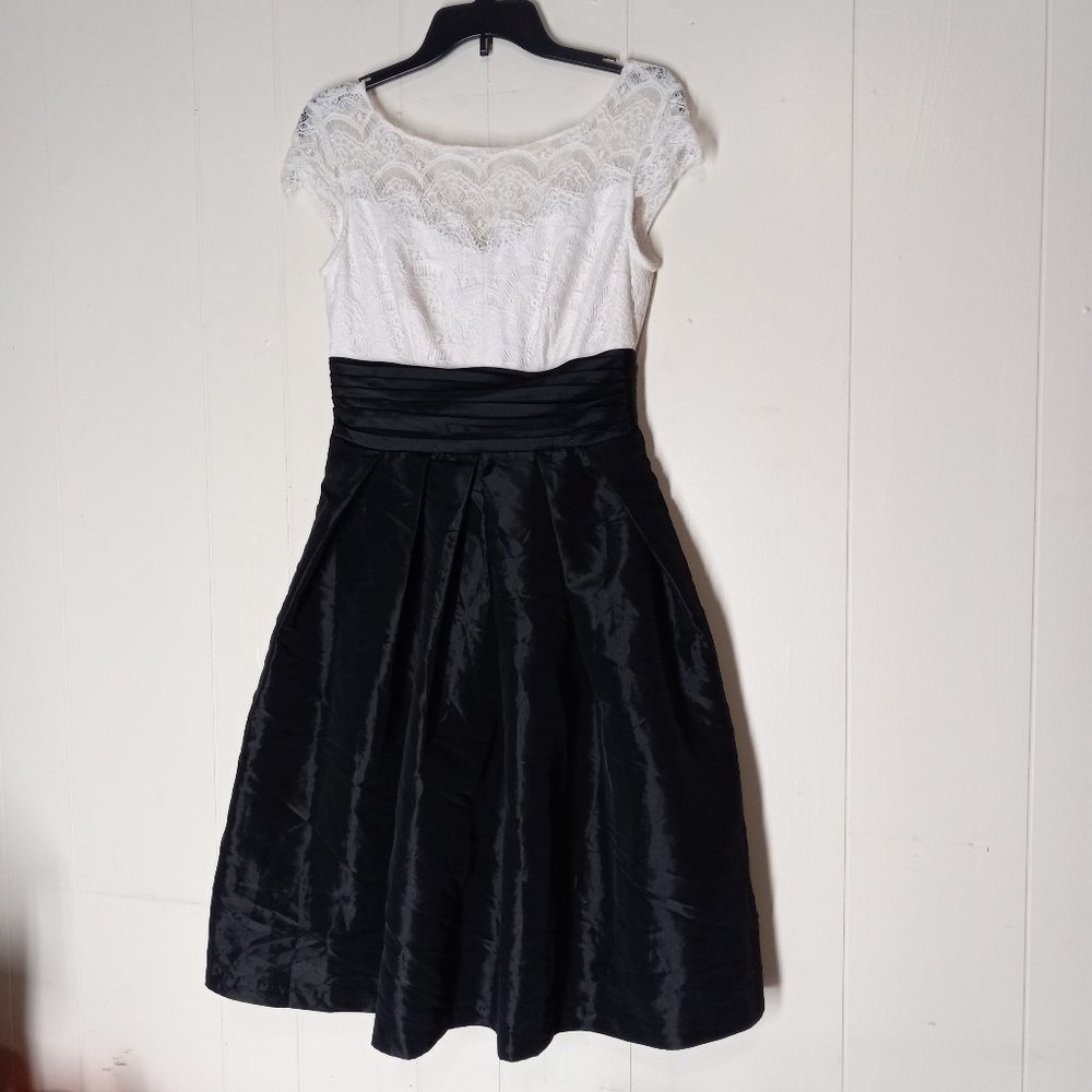 Sangria women’s Formal Party Dress wedding Gown  Size 4 black/white A line EUC